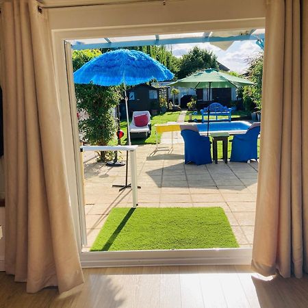 Modern Bungalow With Private Swimming Pool Мейдънхед Екстериор снимка